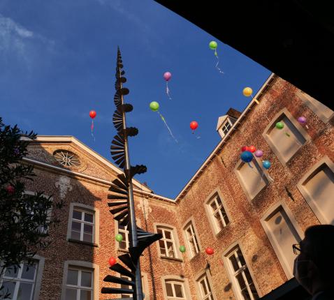 Michiel Van Mulders © De ballonnen bij de overhandiging van het synthesedocument SAMEN