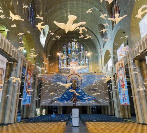 Duizenden vogels vullen het luchtruim van het schip van de kerk © Vicariaat Brussel