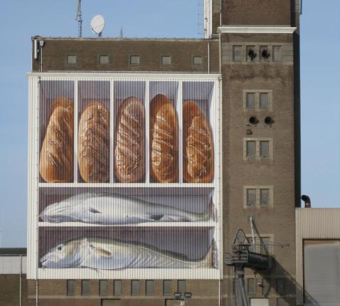 Brood en vissen - schilderij op graansilo in Breskens © Pixabay