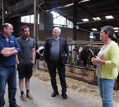 Mgr. Hoogmartens in de stallen van de Alfonsinehoeve © Jente Vandewijer