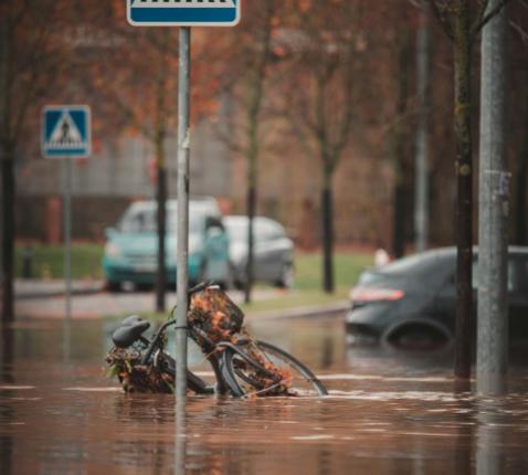 Met het oog op de overstromingen die recentelijk de valleien van de Berwijn en de Voer troffen, betuigen de bisschoppen van Luik en Hasselt hun medeleven.  © Juan Manual Sanchez on Unsplash