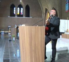 Genkenaar Gianluca Loperfido (33) wordt priester: "Ik wil mensen helpen" © TV Limburg