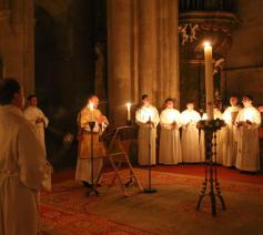 'Heilige Vader, aanvaard in deze glorierijke paasnacht het loflied dat de Kerk U toezingt nu zij haar licht heeft ontstoken.' © Stiftspfarre Heiligen Kreuz (Oostenrijk)