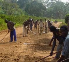 Inwoners van de Congolese Evenaarsprovincie verharden een weg in de brousse. Hun manier om te werken aan toekomst die mensen verbindt? ©  Congodorpen