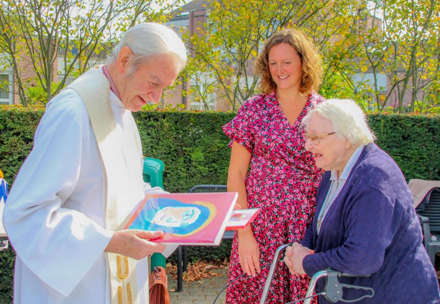 Priester Michel Crevits ontvangt een bijzonder geschenk © Luc Huysentruyt