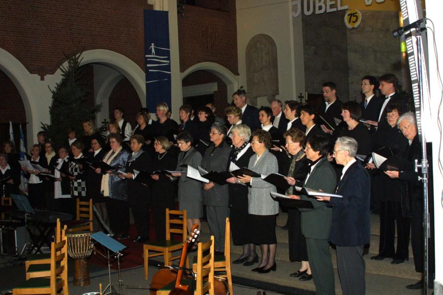 Het kerstconcert in 2001 ter ere van 75 jaar parochie - dirigent was haar zoon Peter Van Hoof © Mia Verbanck