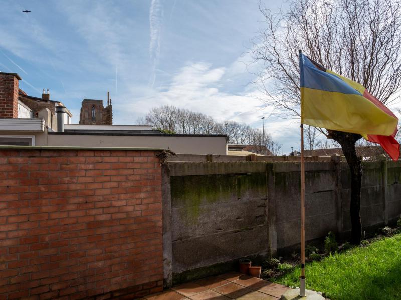 De vlaggen van onze landen wapperen naast elkaar in de tuin. © Michiel Van Mulders
