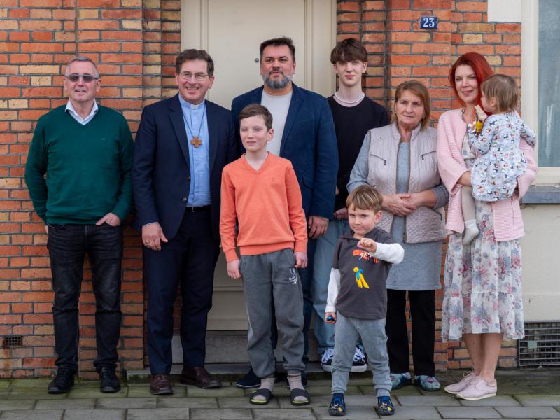 Het Oekraïense gezin, met Alex rechts van bisschop Lode, rechts van hem staat Andrew. Aan de rechterkant zien we mama Liudmila. Helemaal links staat vrijwilliger Franky Trappeniers. © Michiel Van Mulders