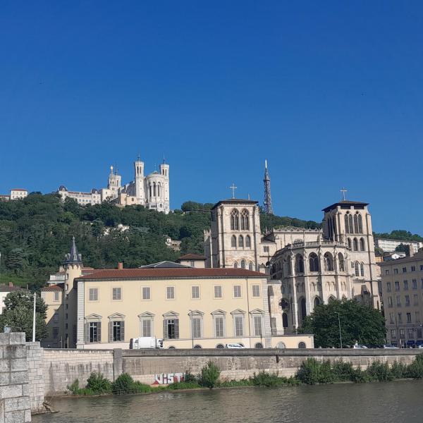 De kathedraal van Lyon de Notre de Fourvière op de heuvel © T Poorters