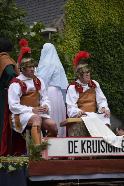 Romeinse soldaten dobbelen om het kleed van Jezus 