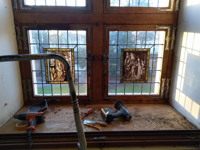 Van de oorspronkelijke ramen wordt de vernislaag weggenomen om het hout opnieuw te behandelen. Zo zien deze ramen er ook terug helemaal nieuw uit. 