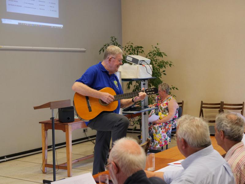 Pater Jan sloot af met een zelfgeschreven Braziliaans lied © Michiel Van Mulders