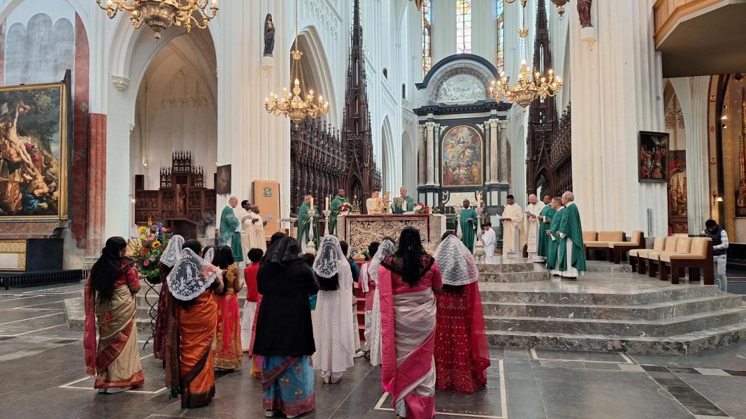 Internationale viering 16 juni Antwerpen: dienst van de tafel © Ninia Lucas voor Bisdom Antwerpen