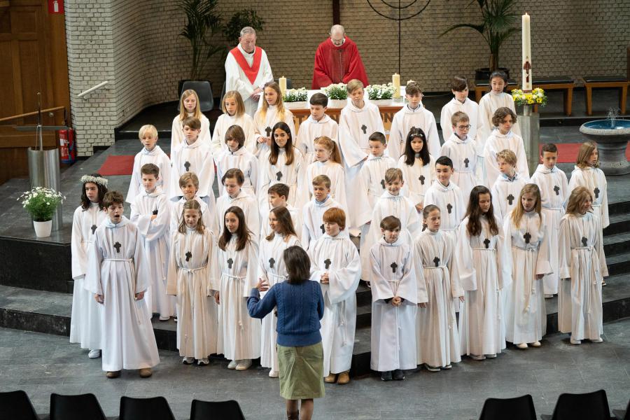 38 vormelingen van Onze-Lieve-Vrouw Middelares en Pius X op zaterdag 29 april in Pius X © 't Fotograafken, Belsele