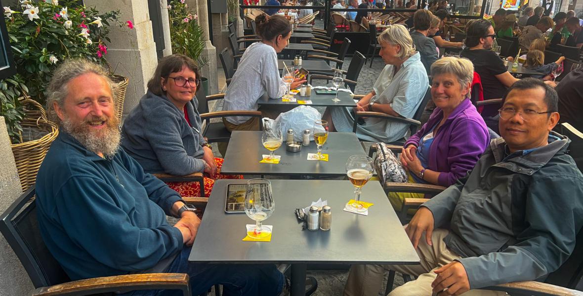 Pater Ferry, Frieda, Ilse, Chris op het terras van de Notre Dame © Chris De Groote