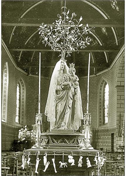 Het beeld van O.L. V. van Kerselare in haar volle glorie centraal in de Kapel 