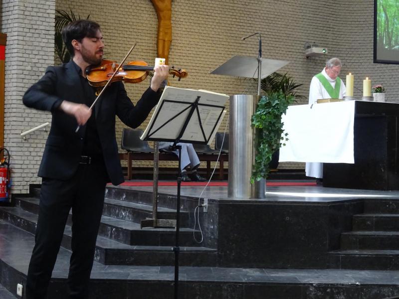 Tijdens de concertmis van zondag 1 september speelde violist Cesar Laporev enkel mooie muziekstukken van J.S. Bach © Marjo Perry