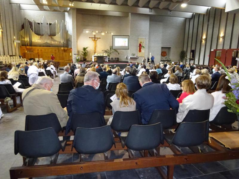 1.	Tijdens twee vieringen op zaterdag 26 september werden 56 jongeren uit de parochies O.L.V.-Middelares en Pius X door vormheer Ronald Sledsens gevormd. © Marjo Perry