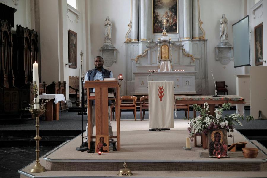 Pater Ghislain ging voor in een bezinningsmoment in de kerk in Nethen © Pastorale zone Leuven aan de Dijle