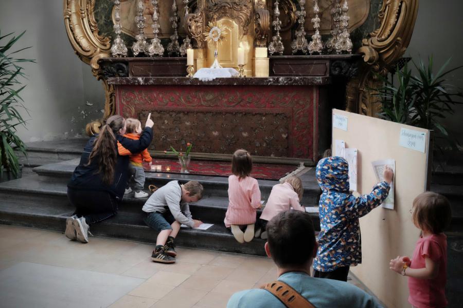 Aanbiddingsmoment voor kinderen in de Sint-Kwintenskerk © Pastorale zone Leuven aan de Dijle