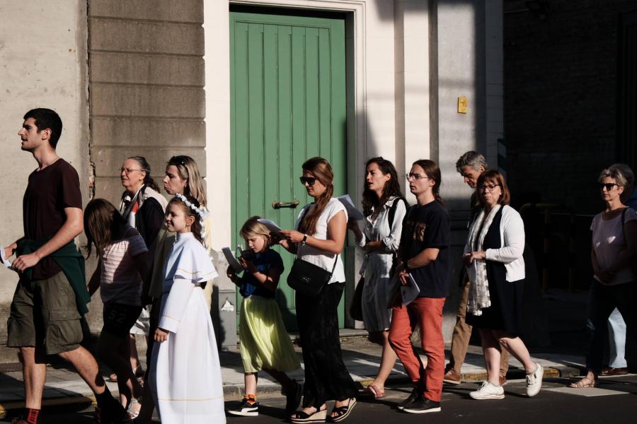 Sacramentsprocessie vanuit de St-Kwintenkerk naar de St-Pieterskerk © Pastorale zone Leuven aan de Dijle