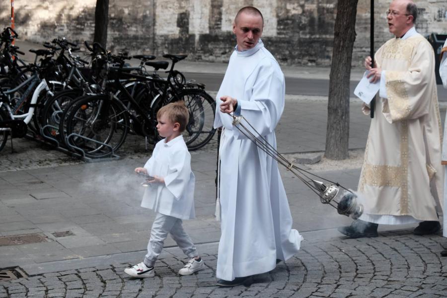 Sacramentsprocessie vanuit de St-Kwintenkerk naar de St-Pieterskerk © Pastorale zone Leuven aan de Dijle