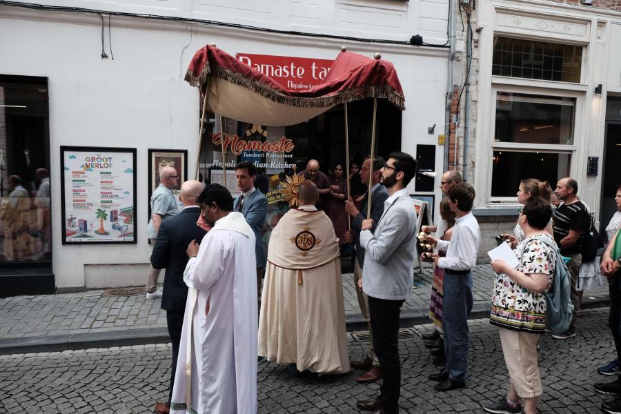 Sacramentsprocessie vanuit de St-Kwintenkerk naar de St-Pieterskerk © Pastorale zone Leuven aan de Dijle