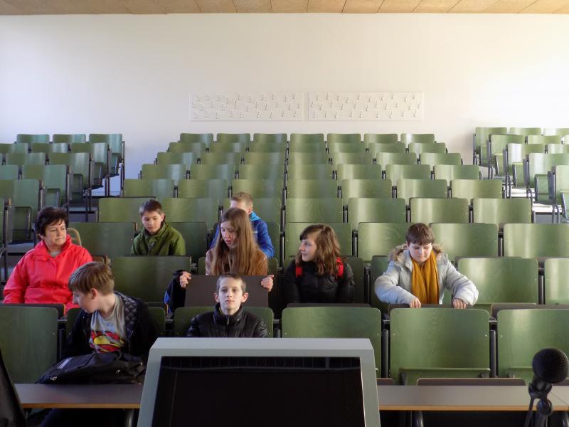 In de aula van de universiteit