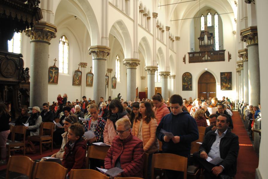 Een kerk vol jonge gezinnen.