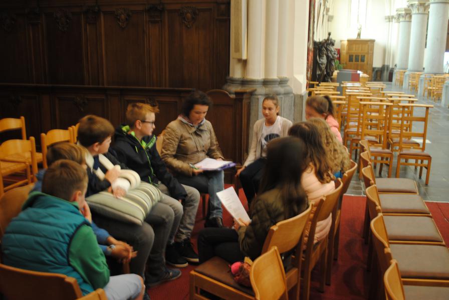 Na de viering was er nog catechese.  Hier de vormelingen van catechiste Veerle.