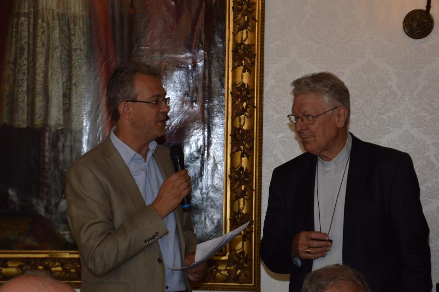 CCV-medewerker Peter Vande Vyvere presenteert het boek © Bisdom Gent, foto KVDV