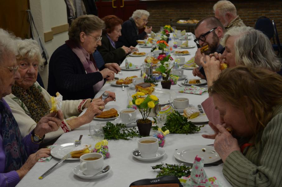 Met een lekkere koffiekoek ronden we de namiddag af. Foto: Mariette Dhondt