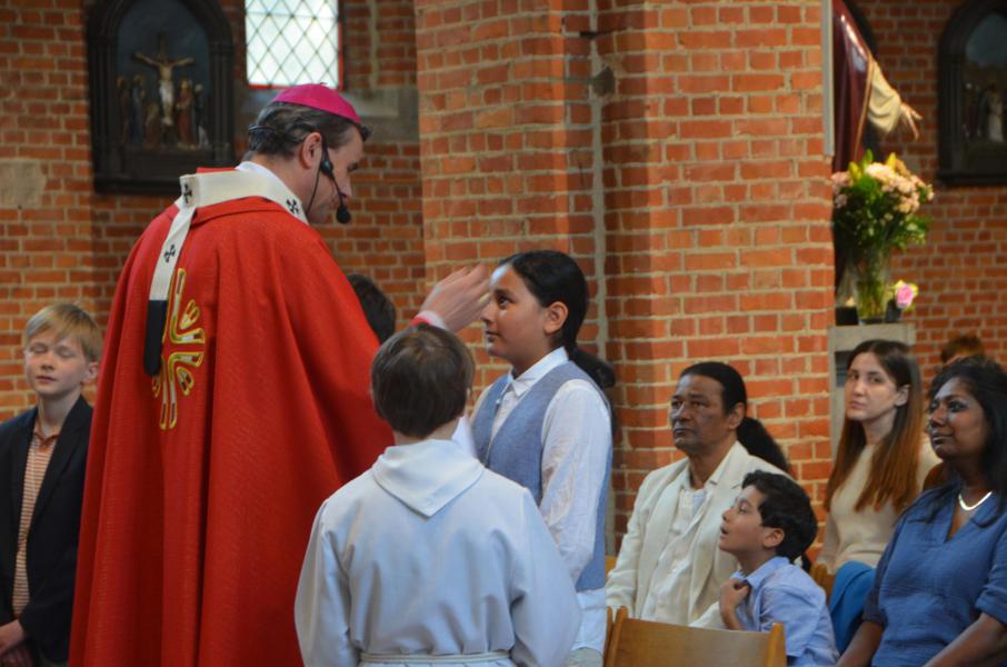 Vormheer mgr. Terlinden heeft een bijzonder woordje voor iedere vormeling © Aleidis