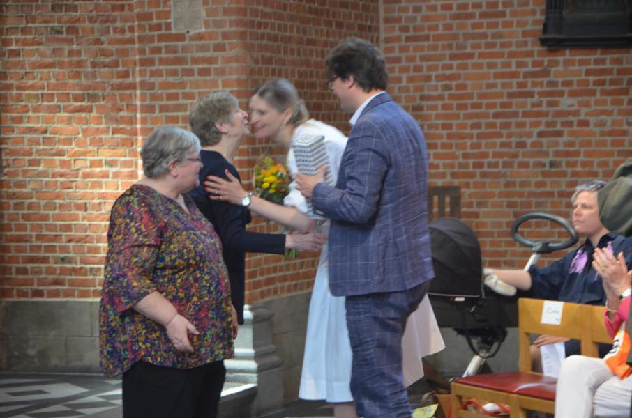 Een woord van dank en een geschenkje voor de catechisten Maaike en Benoit © Aleidis