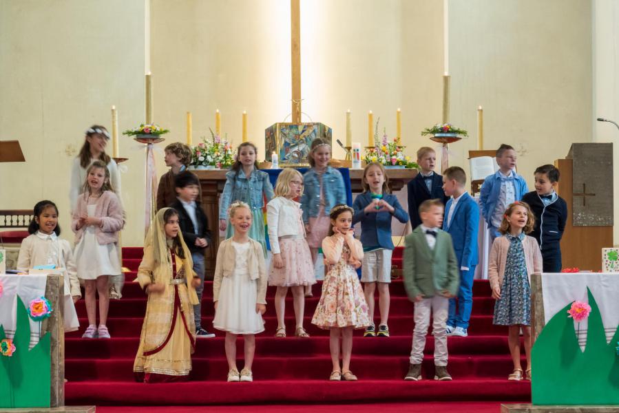 18 eerstecommunicanten in het Heilig Sacrament, Groenenhoek-Berchem © Patrice Warzecha