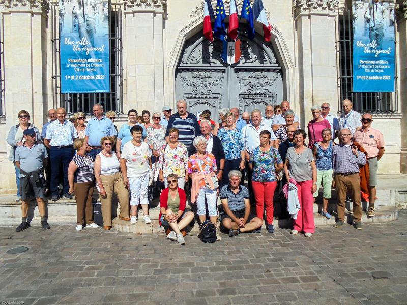 Groepsfoto voor stadhuis Troyes 