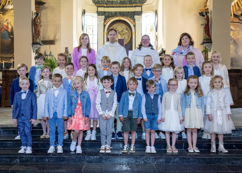 Eerste communie voor 22 kinderen van De Regenboog in de Sint-Aldegondiskerk op zondag 14 mei om 9 u. 