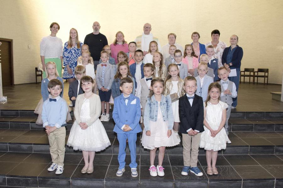 Eerste communie voor 27 kinderen van de Regenboogschool en Stimuland te Beernem op zaterdag 13 mei 