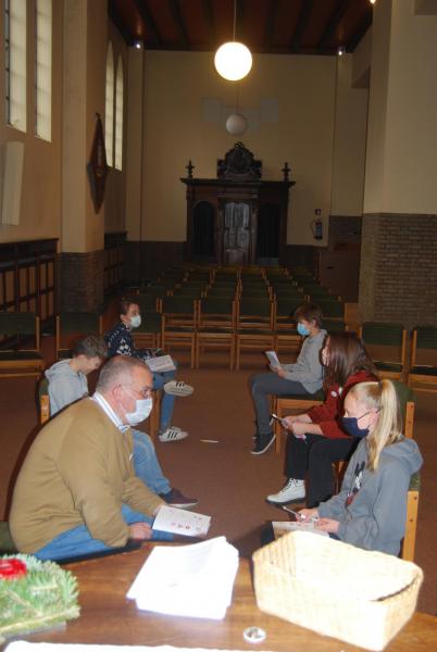 Activiteiten met priester Dirk. © Kerk in Zwevegem / Communicatie / Vormsel 20-21