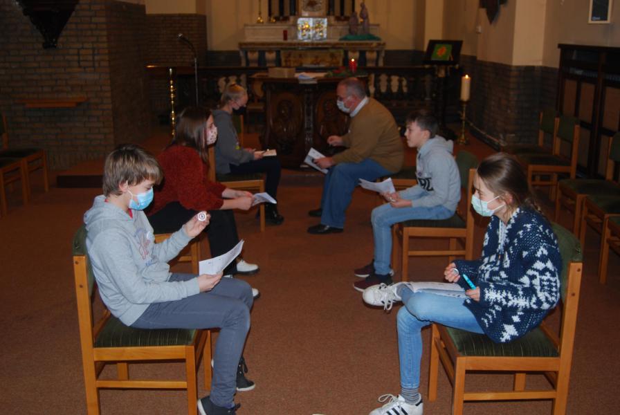 Activiteiten met priester Dirk. © Kerk in Zwevegem / Communicatie / Vormsel 20-21