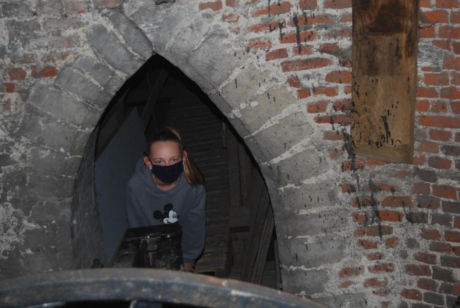 Vlak naast de reusachtige klokken! © Kerk in Zwevegem / Communicatie / Vormsel 20-21