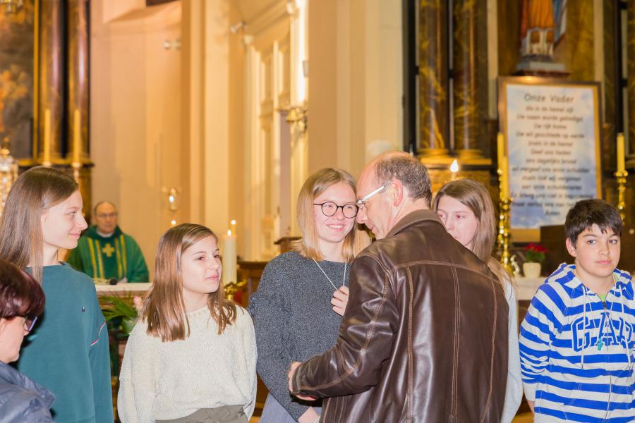 De kruisoplegging van de vormelingen in het Centrum 