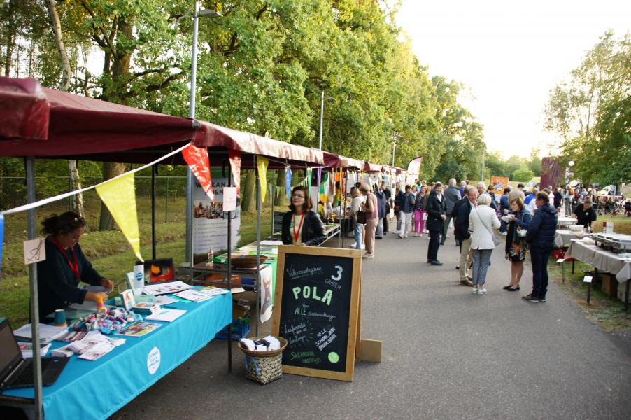 'Kaap de Goede Hoop'-straat met dialoogtafels van vredes- en ontwikkelingsorganistaties op het Festival van de Hoop (Katholiek Onderwijs Vlaanderen). © Francis Loyens