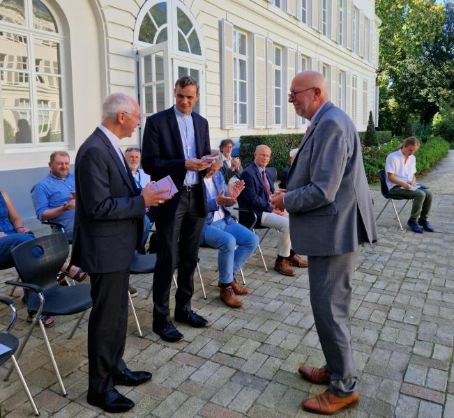 Over de geschiedenis van het paleiscomplex gaf de provincie Antwerpen een mooie en rijkelijk gedocumenteerde gids uit. De eerste exemplaren overhandigde Luk Lemmens op het persmoment aan aartsbisschop Terlinden en kardinaal De Kesel © Dienst Communicatie aartsbisdom Mechelen-Brussel