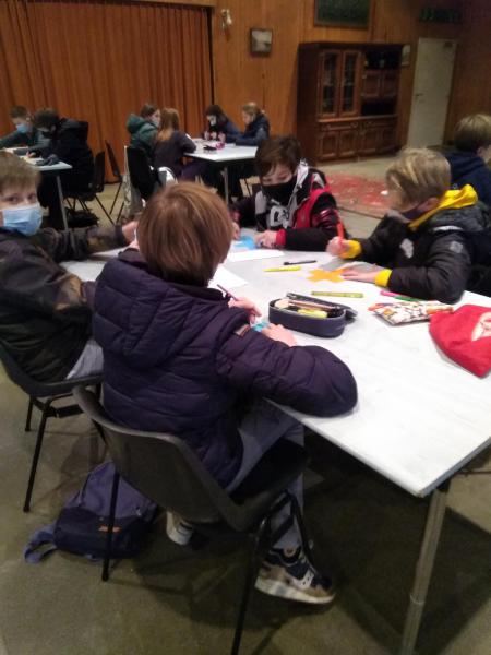 Tijdens de groepsbijeenkomst beschreven en versierden de vormelingen in zaal Meyer een gekleurd, papieren kruisje als voorbereiding op de overhandiging van hun vormselkruisje.  