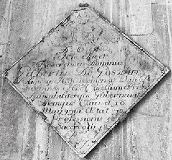 Hier ligt Eerwaarde Heer Gilbert De Goswin, religieus die gedurende 38 jaren deze kapel goed en met eer heeft beheerd. Hij stierf op 18 mei 1761, 72 jaren oud, 50 jaar professie, 48 jaar priester.  