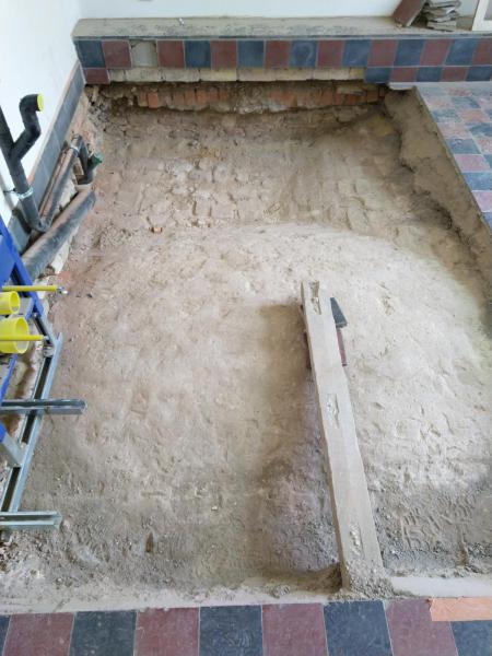 Het uitgraven van de laag onder de vloer van de sanitaire ruimte legt de 17de eeuwse gewelven van de pandgang bloot. Een uniek beeld dat binnenkort weer voor lange tijd uit het zicht verdwijnt. 