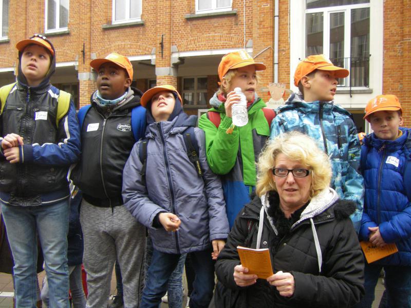 Verzamelen in Sint-Lievenscollege.  Waarom kijken we naar boven? © Lucrèce