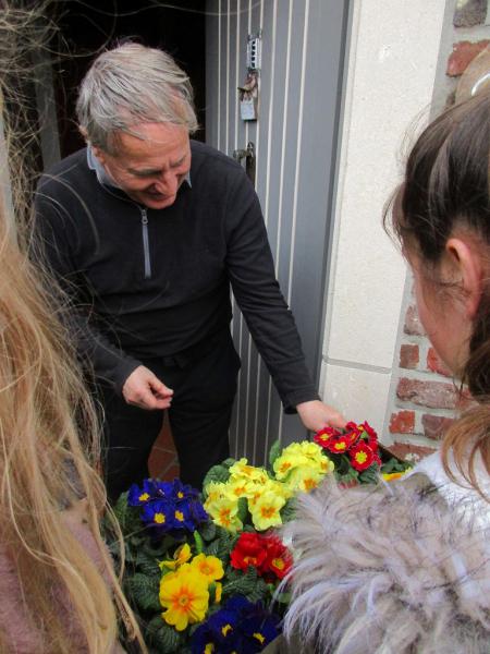 Bloemenverkoop door  vormelingen Rooierheide 