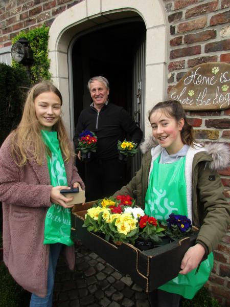 Bloemenverkoop door  vormelingen Rooierheide 